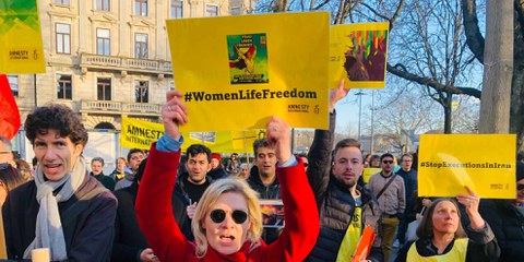 Des activistes des groupes locaux d'Amnesty Zurich lors d'une manifestation de soutien aux manifestant-e-x-s emprisonné-e-x-s en Iran. Zurich, Suisse, 7 janvier 2023. ©  Amnesty Suisse