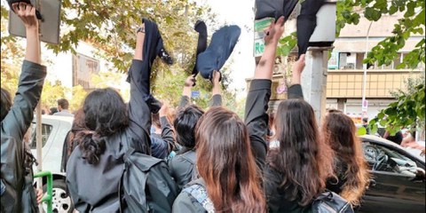 Protester contre le port obligatoire du voile, comme le font ces étudiantes, expose les Iraniennes à une répression brutale des forces de police. © DR