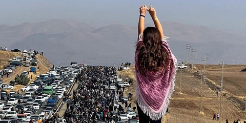 L'image a fait le tour du monde: en octobre 2022, une jeune Kurde proteste sans foulard contre l'oppression des femmes par le gouvernement iranien. © twitter.com