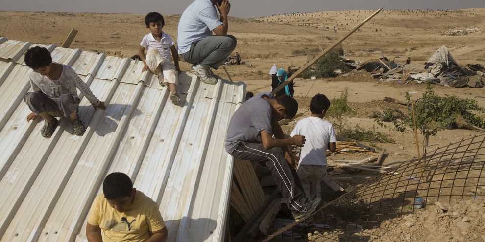 Habitants d' al-'Araqib après la destruction des bâtiments © Oren Ziv/Active Stills