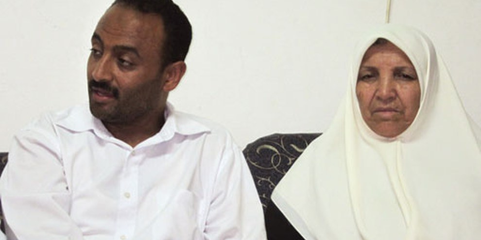 Le frère et la mère de Mahmoud al Sarsak ont confié leur angoisse à Amnesty International en juin 2012. © AI