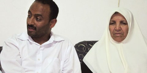Le frère et la mère de Mahmoud al Sarsak ont confié leur angoisse à Amnesty International en juin 2012. © AI