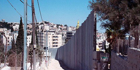 Des hommes armés ont attaqué des fidèles dans une synagogue, tuant quatre personnes et en blessant huit autres. © Amnesty International