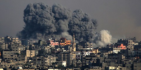 Aux termes du droit international humanitaire, des attaques visant délibérément des civils ou des biens de caractère civil constituent des crimes de guerre. © EPA/MOHAMMED SABER 
