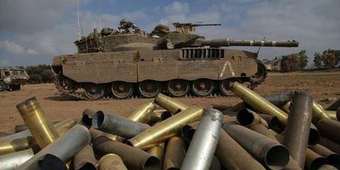 Tank israéliens à la frontière de Gaza, le 28 juillet 2014. © OLIVER WEIKEN / EPA