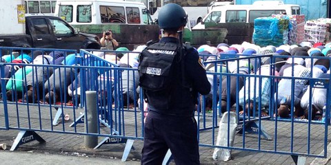 Le complexe de la mosquée al Aqsa est régulièrement au cœur de tensions. Sur la photo, des fidèles empêché·e·s d'accéder au site prient dans les rues adjacentes le 9 octobre 2015. En juillet 2017, des prières collectives dans la rue ont également eu lieu aux alentours de la mosquée en protestation contre les nouvelles mesures de sécurité imposées par le gouvernement israélien sur le site. © Jacob Burns/Amnesty International