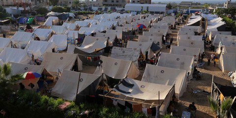 Des tentes pour les Palestinien·ne·s cherchant refuge dans un centre de l'UNRWA à Khan Yunis, dans le sud de la bande de Gaza© Majdi Fathi/NurPhoto via Getty Images