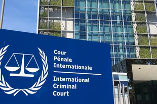 La CPI décide de poursuivre trois haut-responsables des deux camps