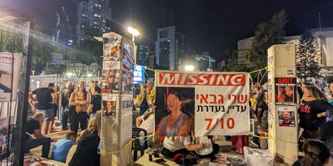 Panneaux avec des otages et des porté-disparus lors d'une manifestation à Tel Aviv le 11 novembre. La grande pancarte au centre représente Shani Gabai, qui était toujours portée disparue à ce moment-là. Onze jours après la prise de cette photo, il a été annoncé qu'elle avait été identifiée comme l'une des personnes tuées lors du Nova Music Festival. © Gil Naveh/ Amnesty International Israël© Gil Naveh/ Amnesty International Israel