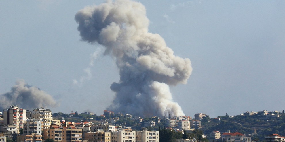 De la fumée s'échappe d'un site ciblé par des tirs israéliens dans le village de Zaita, au sud du Liban, le 23 septembre 2024. © MAHMOUD ZAYYAT/AFP/Getty Images