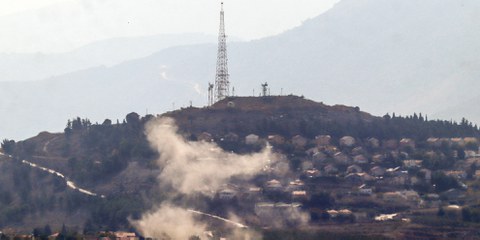 De la fumée s'échappe après une attaque à la roquette depuis le Liban sur la ville israélienne de Metula (en arrière-plan), le 31 octobre 2024  © AFP via Getty Images