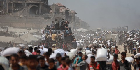 Distribution de biens humanitaires dans la ville de Gaza, le 27 juillet 2025. © Khames Alrefi/Anadolu via Getty Images