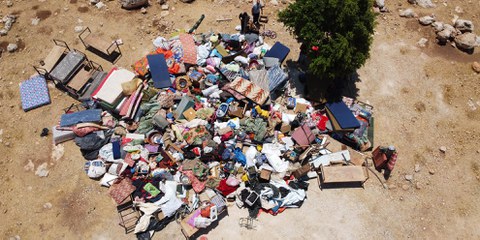 Le contenu d'une maison détruite par les autorités israéliennes en Cisjordanie. © Oren Ziv