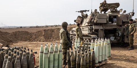 Les obus entrposés à côté de ce mortier à Sderot, le 9 octobre, portent le code d'identification de l'armée américaine pour les munitions au phosphore blanc. © Mostafa Alkharouf/Anadolu Agency via Getty Images)