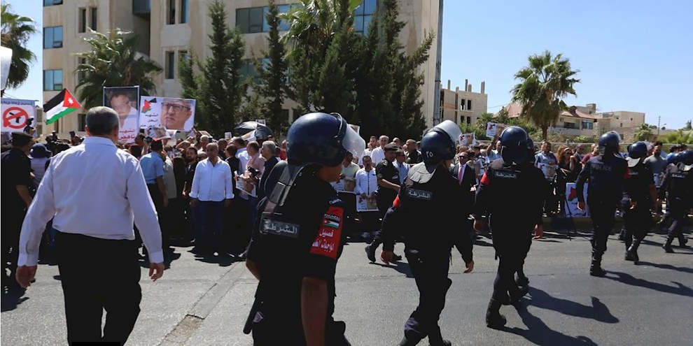 La police jordanienne tente d'empêcher les proches du journaliste Nahed Hattar de bloquer la rue, lors d'une manifestation devant les bureaux du premier ministre jordanien, Amman, 26 septembre 2016.© AFP/Getty Images
