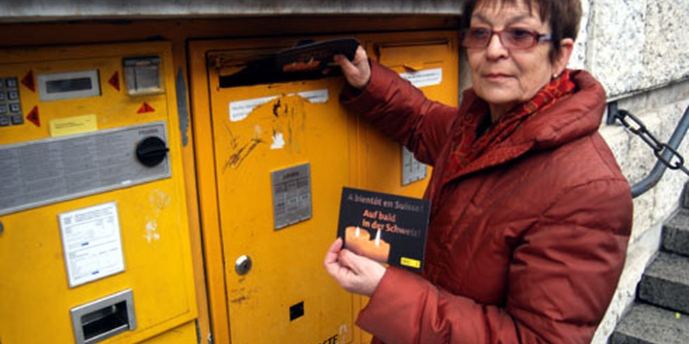 Bruna Hamdani et des centaines de personnes ont envoyé des cartes de solidarité avec les deux Suisses en Libye ce vendredi 4 décembre à Genève. © Fabrice Praz