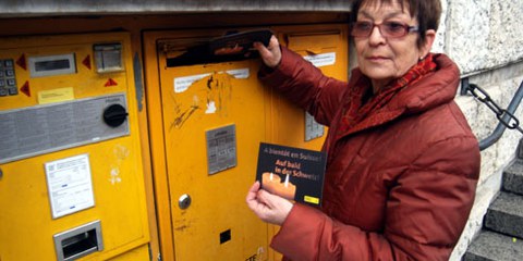 Bruna Hamdani et des centaines de personnes ont envoyé des cartes de solidarité avec les deux Suisses en Libye ce vendredi 4 décembre à Genève. © Fabrice Praz