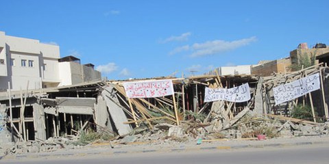 «La dignité des citoyens libres est prioritaire», «Non au pouvoir des armes et oui à un pays de lois», «Qui est responsable pour ce chaos?», peut-on lire sur des bannières posées  sur une maison démolie par les milices à Misrata en 2012. © AI