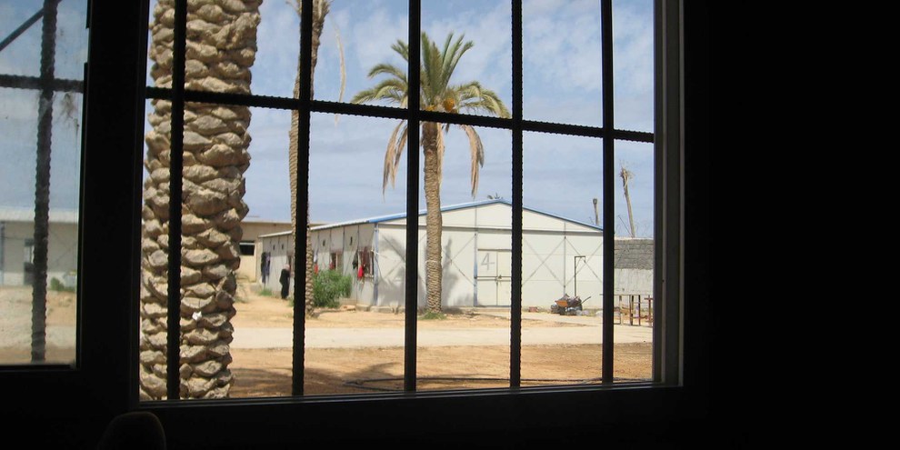 Centre de détention de Khoms en Libye, où les ressortissant·e·s du Tchad, de l'Erythrée, du Niger, du Nigeria, de la Somalie, du Soudan et d'autres pays africains sont détenu·e·s indéfiniment. Septembre de 2012. © AI