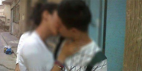Les ados risquent jusqu'à deux ans de prison pour avoir posté cette image sur le réseau social. © DR