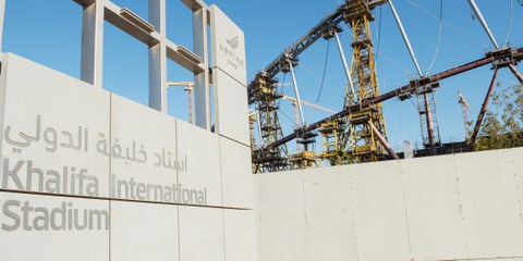 Les ouvriers migrants travaillant sur les chantiers de rénovation du stade Khalifa sont victimes de graves abus. © Amnesty International