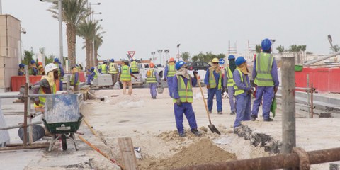 Travailleurs migrants sur le chantier de construction de la Coupe du monde de football 2022 au Qatar .© Amnesty International