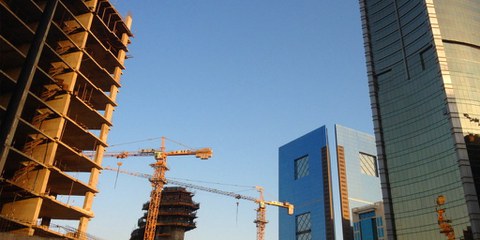 Au Qatar, les ouvriers migrants qui travaillent dans les chantiers en vue de la Coupe du monde 2022 sont soumis à une chaleur extrême © Amnesty International