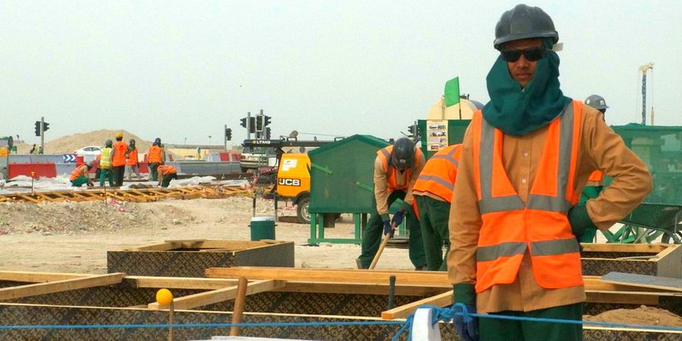 Les ouvriers du chantier s'activent sous une chaleur écrasante. © Amnesty International