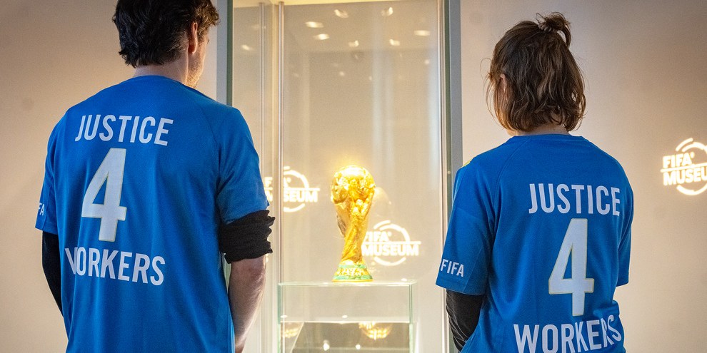 Une délégation d'Amnesty Suisse s'est rendue au musée de la FIFA à Zurich le 9 mars pour rappeler à la fédération ses obligations envers les travailleur·euse·s migrant·e·s. © Amnesty International