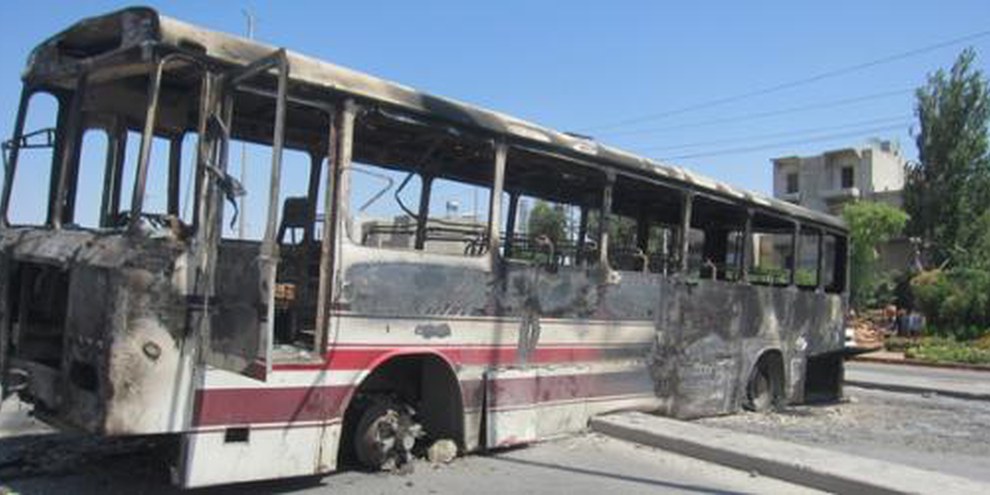 Bus brûlé à Alep. Les tirs touchent les civils de plein fouet. ©  AI
