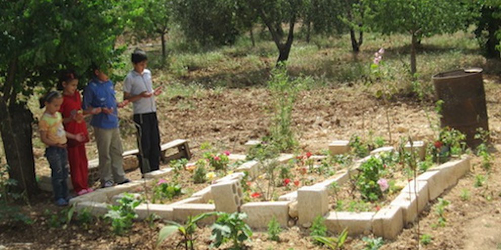 Dans un climat d'impunité, des enfants prient pour des membres de leurs familles tués lors d'exécutions extrajudiciaires, Sennaqra, mai 2012. © AI