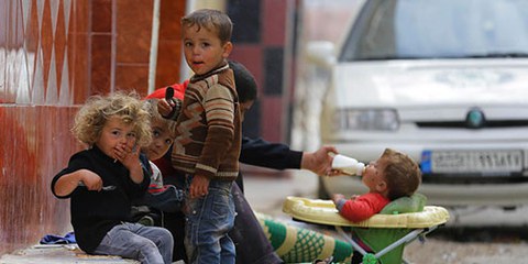 Les enfants de Moadamiya al-Cham ne sont pas épargnés par la faim. © Reuters