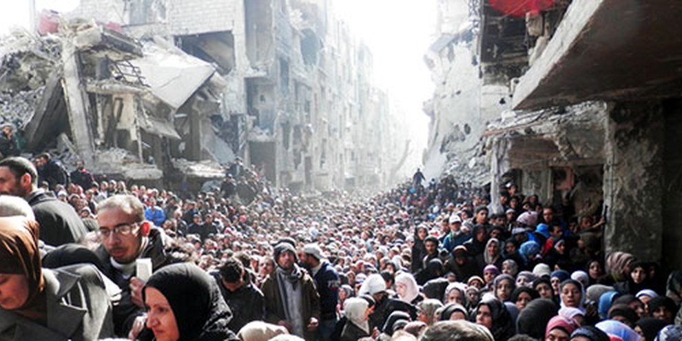 Les habitants de Yarmouk attendent de recevoir de la nourriture distribuée par l'Office de secours et de travaux des Nations unies. © unrwa.org 