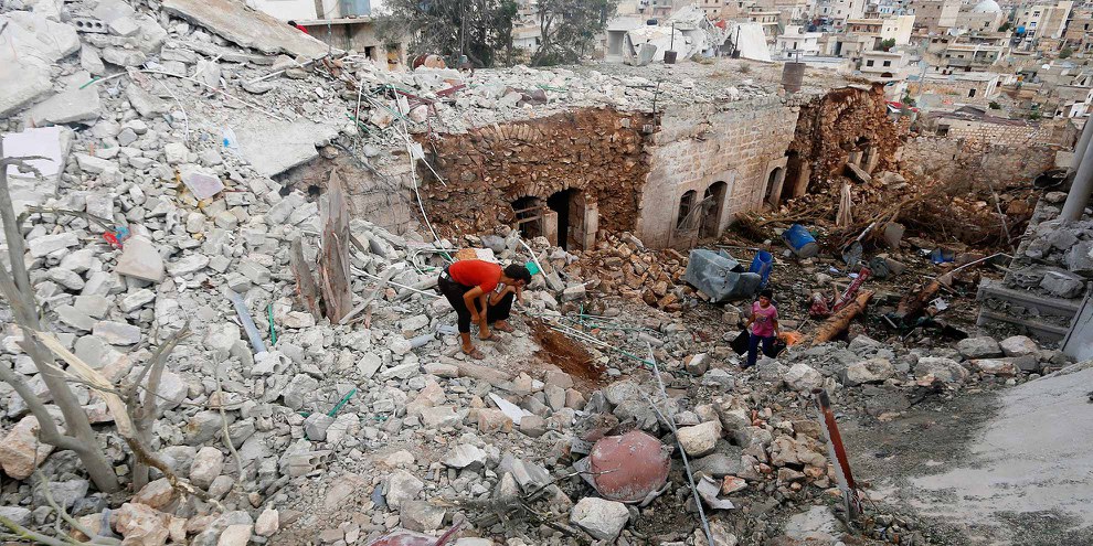 Des civils inspectent un site touché par des frappes aériennes russes, dans la province d'Alep en Syrie. © REUTERS/Ammar Abdullah