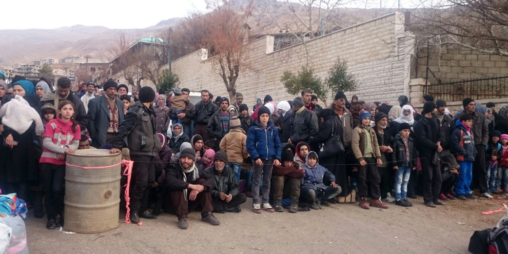 Les habitants de Madaya attendant l'arrivée d'un convoi humanitaire le 11 janvier 2015. © STRINGER/AFP/Getty Images