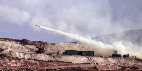 Tir d'artillerie turc sur les positions syro-kurdes dans la région d’Afrin, 9 février 2018. © AP / Keystone
