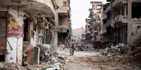 Les civils de Raqqa qui rentrent chez eux ne retrouvent que des ruines, desquelles ils sortent les cadavres de leurs proches. © Amnesty International