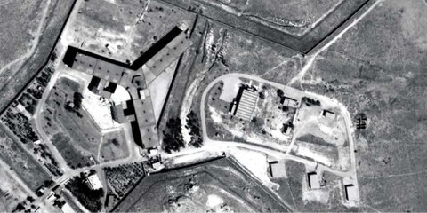 La prison militaire de Saydnaya est située à 30 km au nord de Damas, en Syrie. La prison est sous la juridiction du ministre de la défense et est gérée par la police militaire. Saydnaya est devenue célèbre pour l'usage de la torture et de la force excessive à la suite d'une émeute de détenus en 2008.©Digitalglobe 2016
