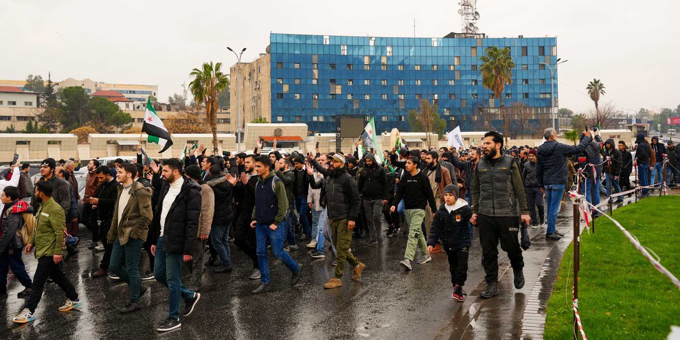 Des manifestant·e·x·s rassemblé·e·x·s le 7 mars 2025 dans la capitale Damas pour exprimer leur soutien au nouveau gouvernement qui affronte les pro-Assad dans les villes côtières. © RamixAlsayed / imago