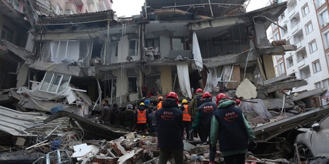 À Diyarbakir en Turquie, les équives de sauvetage tentent de dégager des survivant·e·x·s. © IMAGO/SNA/Sertac Kayar