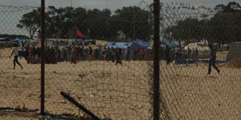 Des hommes, des femmes et près de 700 enfants sont condamnés à attendre sous la chaleur du désert que l’on trouve une solution à leur problème. © AI
