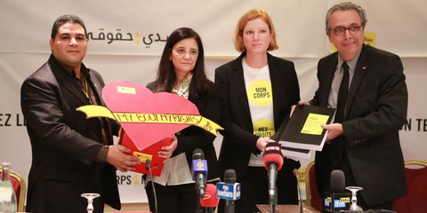 Remise de la pétition, Tunisie, 2014 © AI