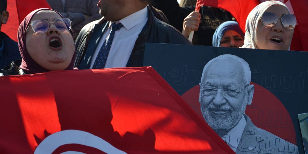 Manifestation en soutien à Rached Ghannouchi, président du principal parti d'opposition tunisien Ennahdha. Il a été interrogé après une série d'arrestations de figures opposantes au président tunisien Kaïs Saïed. © Hasan Mrad/DeFodi Images via Getty Images