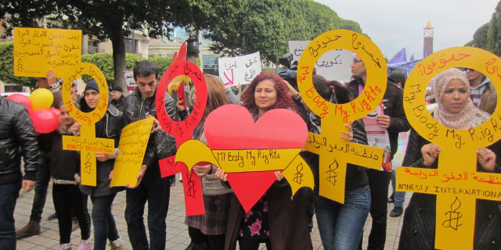 Des défenseurs et défenseuses des Droits des femmes participent à une marche à Tunis. © Amnesty International