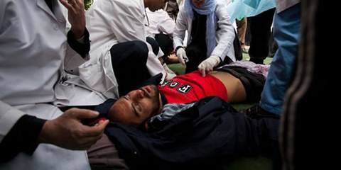 Un manifestant blessé soigné par des docteurs au Yémen, mars 2011. © Demotix / Giulio Petrocco