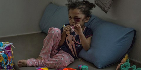 Buthaina, une fillette de cinq ans, a perdu sa famille dans un bombardement à Sanaa, au Yémen. © Rawan Shaif