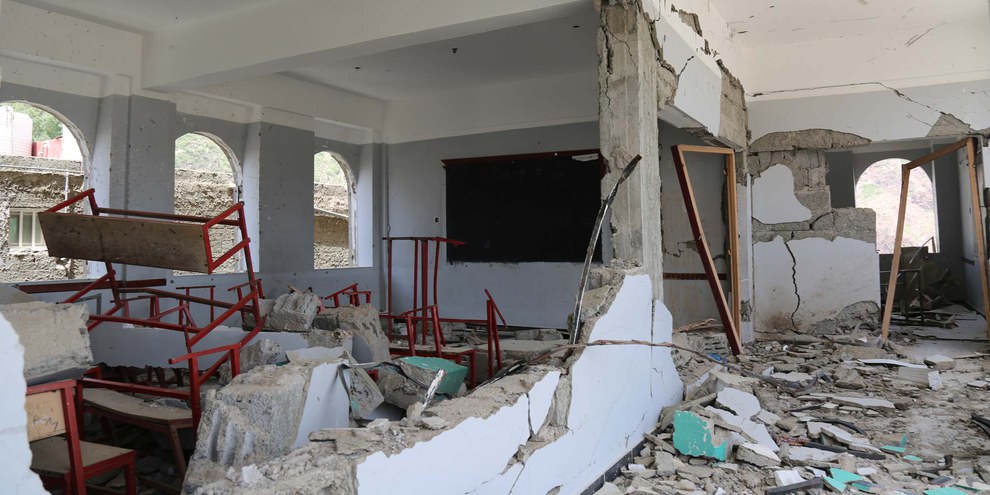 Une école détruite par une frappe aérienne menée par la coalition saoudienne sur la ville de Taiz.©  akramalrasny / shutterstock