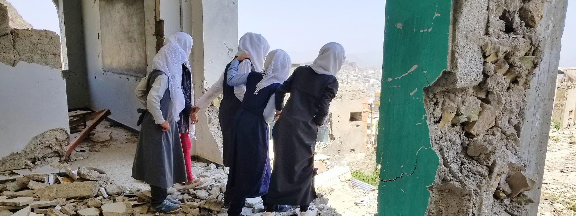 Des écolières découvrent leur école détruite, Taiz, octobre 2018. ©  anasalhajj / shutterstock.com