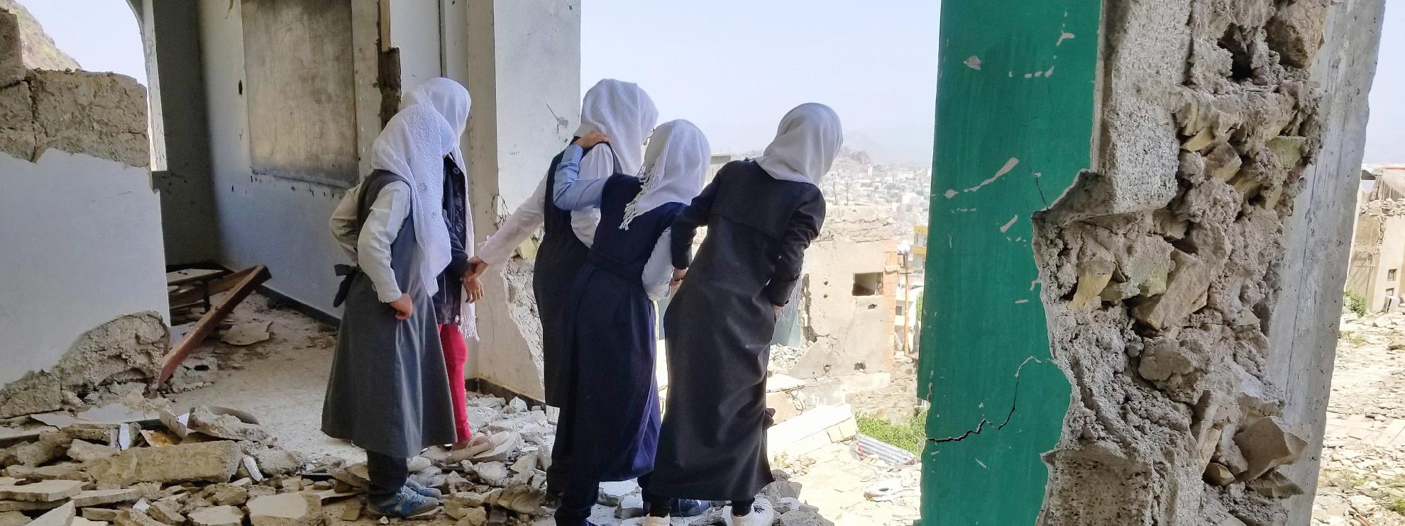 Des écolières découvrent leur école détruite, Taiz, octobre 2018. © anasalhajj / shutterstock.com
