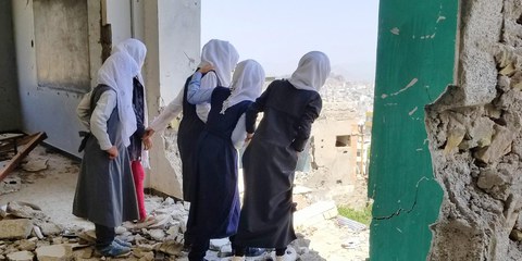 Des écolières découvrent leur école détruite, Taiz, octobre 2018. ©  anasalhajj / shutterstock.com